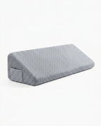 Coussin triangulaire en mousse à mémoire de forme pour le lit – inclinaison douce pour lire et se détendre – image du produit 1