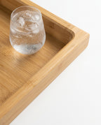 Plateau d'accoudoir pour sofa en bambou – support pliable pour tasse, livre et télécommande – image du produit 3