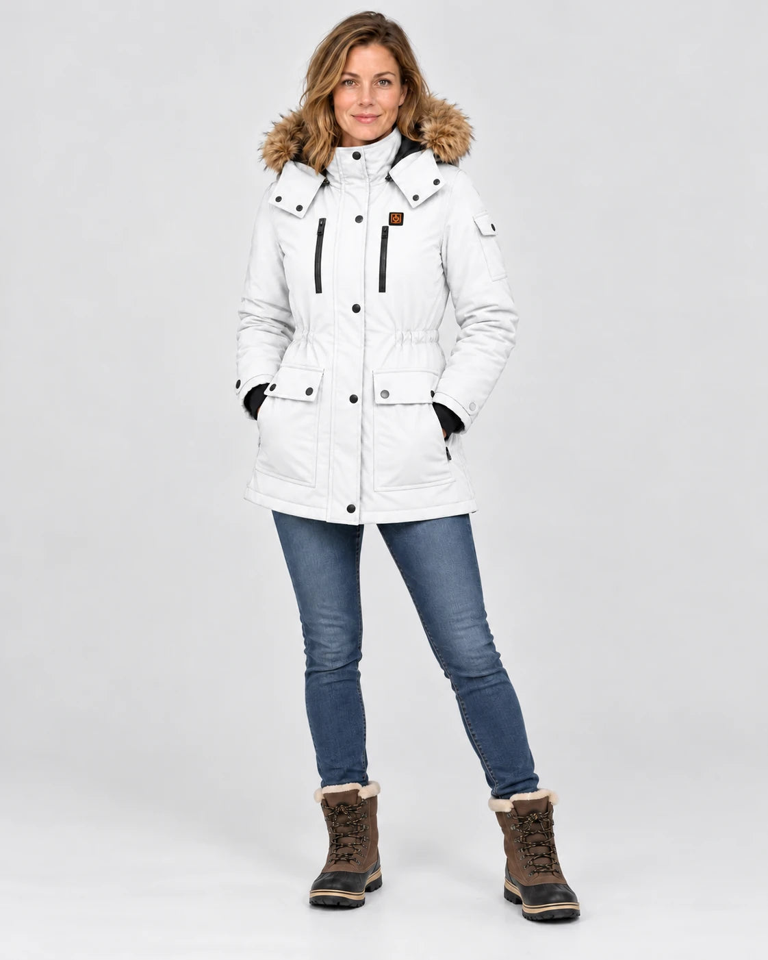 Manteau d'hiver chauffant pour femme PyreFit Apexor en blanc, vue en pied