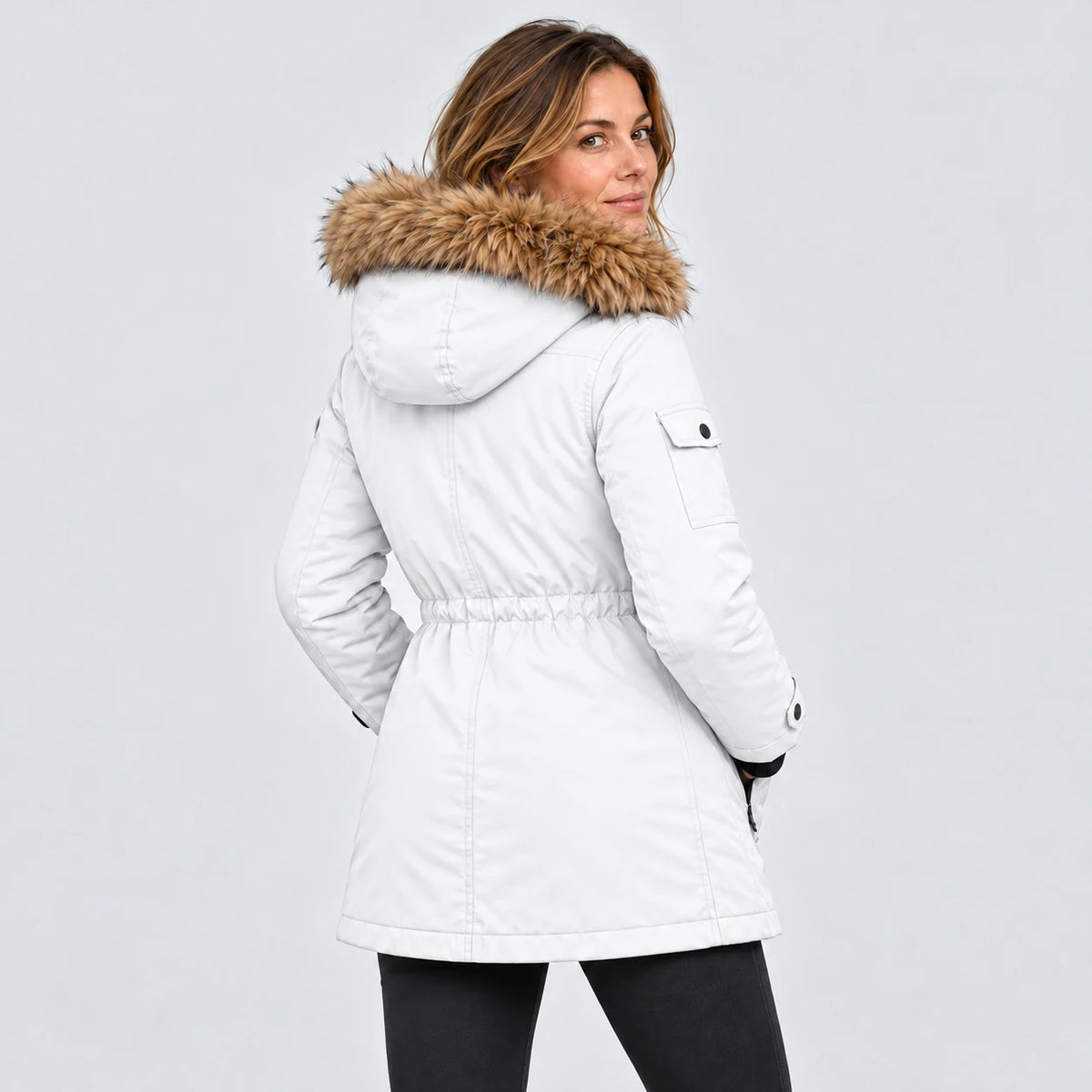 Manteau d'hiver chauffant pour femme PyreFit Apexor en blanc, vue de dos