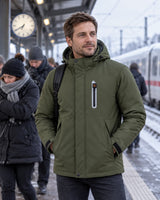 Parka chauffant pour homme PyreFit Calvero au quotidien en hiver : sur le quai de la gare
