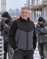 Men's heated vest PyreFit Sherpor on a winter day: on the construction site