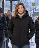 Heated everyday jacket PyreFit Summaro on a winter day: at the bus stop