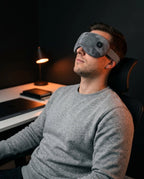 Masseur pour les yeux pliable avec chaleur – homme avec l'appareil dans un fauteuil