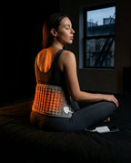 Femme utilisant le coussin chauffant électrique dans le dos