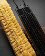 Frottoir extra-long pour le dos – sangle de lavage texturée à deux poignées – image du produit 4