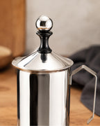 Manual milk frother – lid detail