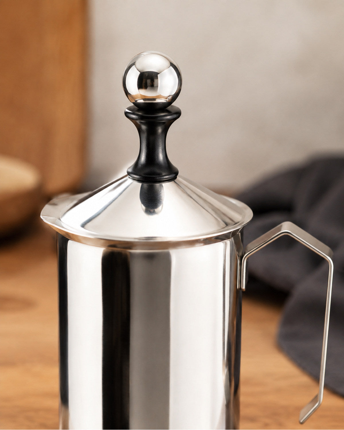 Manual milk frother – lid detail