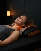 Oreiller cervical en mousse à mémoire de forme avec massage – femme avec l'oreiller sous la nuque