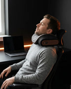 Oreiller cervical en mousse à mémoire de forme avec massage – homme avec l'oreiller dans un fauteuil