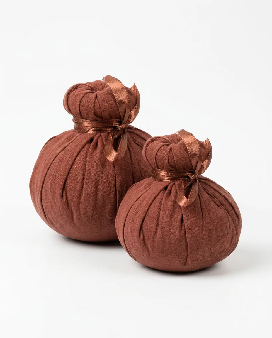 Heated massage balls with herbal filling – soothing relaxation for neck and back – product image 1