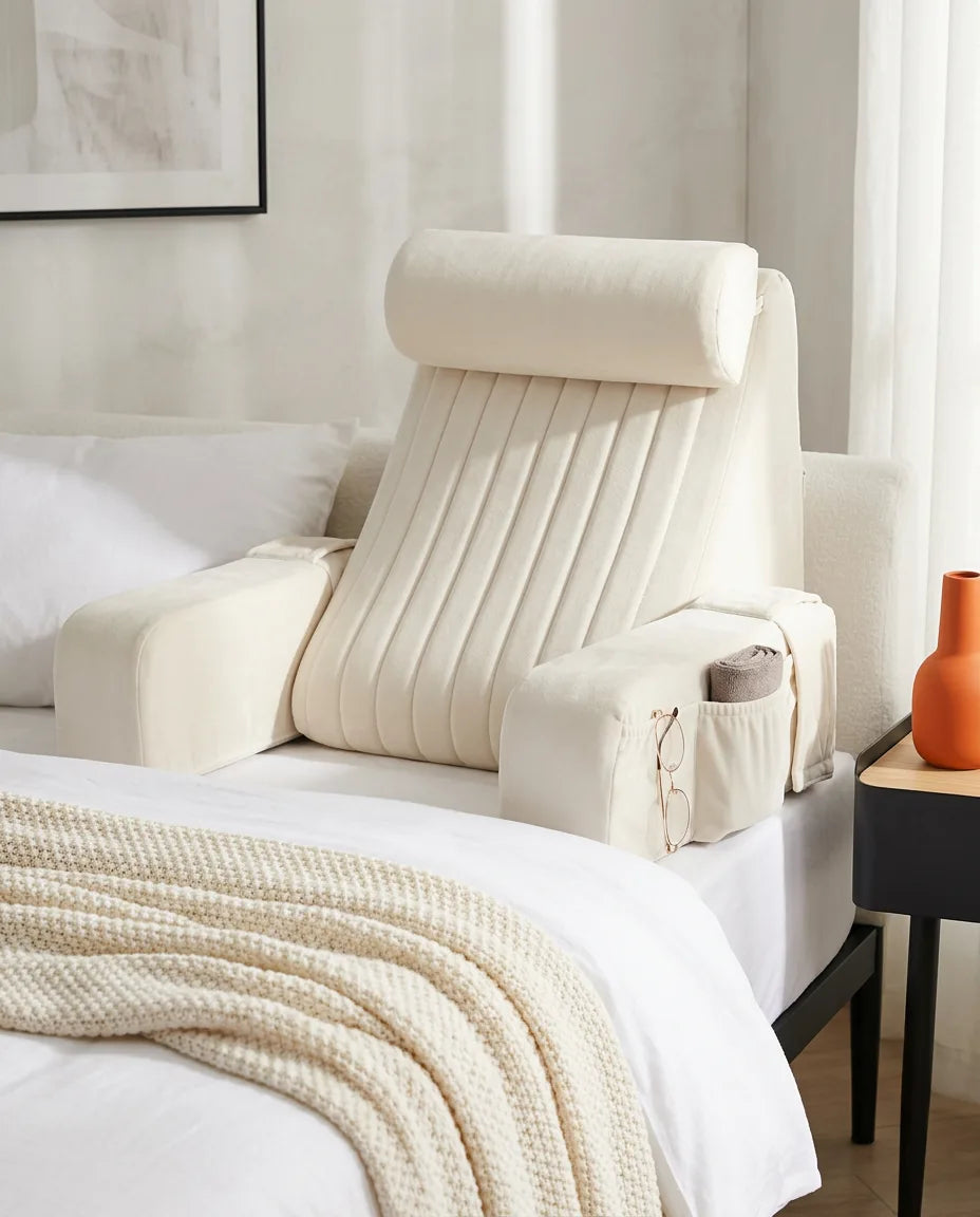 Coussin de lecture en mousse à mémoire de forme pour le lit – soutien en position assise avec accoudoirs et pochettes latérales – image du produit 10
