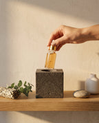 Présentoir à huiles essentielles en granit – support sculptural pour sauna et spa – image du produit 3