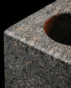 Présentoir à huiles essentielles en granit – support sculptural pour sauna et spa – image du produit 4