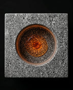 Présentoir à huiles essentielles en granit – support sculptural pour sauna et spa – image du produit 6