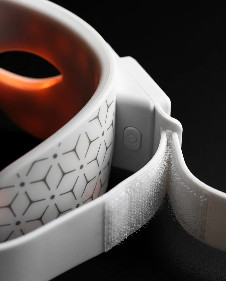 LED eye mask with red light – control button on the edge of the mask