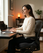 Coussin d'assise orthopédique en mousse à mémoire de forme – découpe pour le coccyx pour rester assis longtemps – image du produit 2