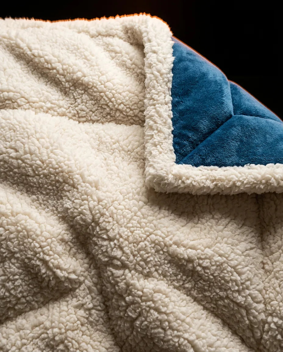 Reversible fleece throw – close-up of the light fleece side
